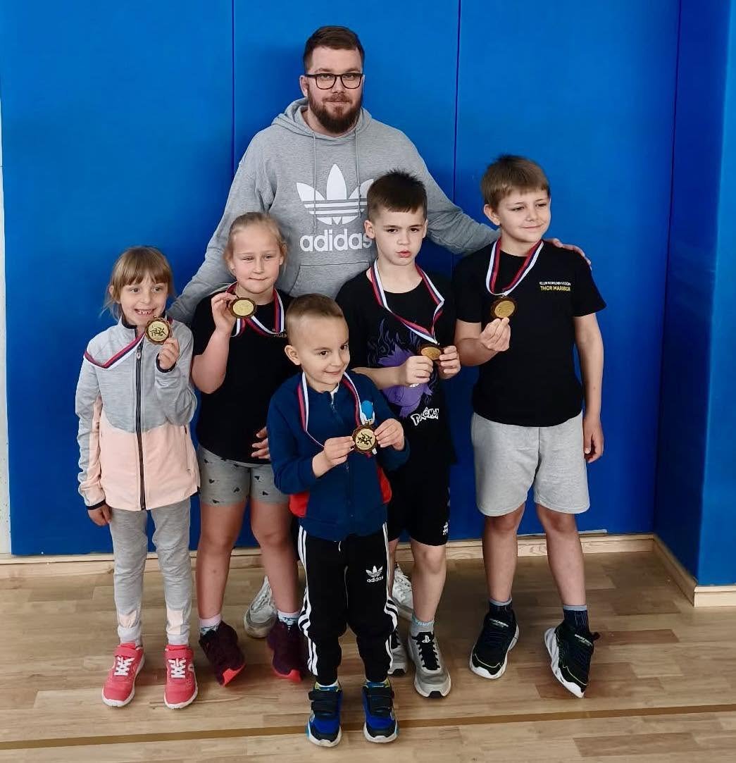 Otroci Akademije THOR z medaljami s tekmovanja Elementarne šole rokoborbe